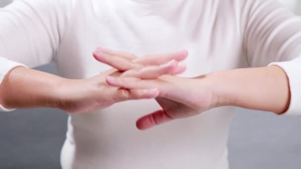 Ung Kvinna Utför Själv Hand Massage Paus Kontoret — Stockvideo