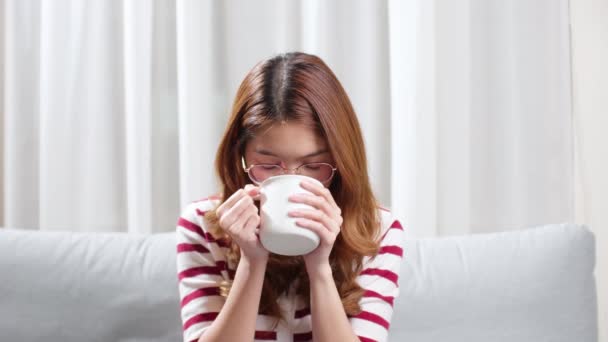 Azji Młoda Kobieta Zimny Dzień Pije Gorącą Filiżankę Herbaty Relaks — Wideo stockowe