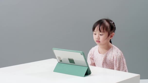 Niño Usando Tableta Digital Sentado Cerca Mesa Para Ver Dibujos — Vídeo de stock