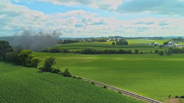 Ein Drohnenblick Der Einem Sonnigen Sommermorgen Rauch Vorbeizieht Und Amish — Stockvideo