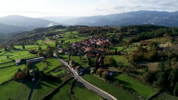 Pequena Aldeia Nas Montanhas Com Uma Bela Paisagem Drone Tiro — Vídeo de Stock