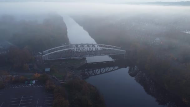 Misty Autumn Wilderspool Causeway Skyddsspak Bro Över Manchester Fartyg Kanal — Stockvideo