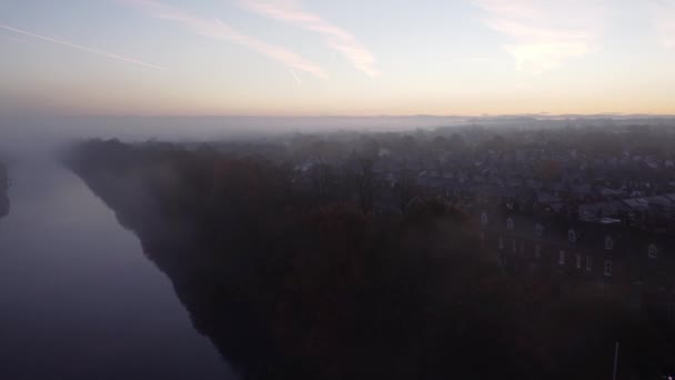 Mgła Jesienna Gęsta Mgła Nad Kanałem Manchesteru Widok Powietrza Przez — Wideo stockowe
