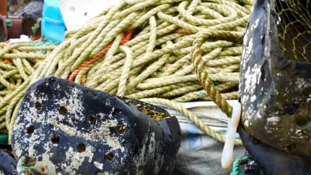 Verwickelte Fischerseile Und Plastik Eimerfalle Hafenausrüstung Maritimes Zubehör Dolly Rechts — Stockvideo