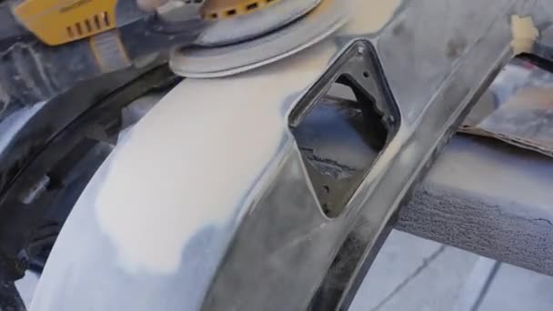 用砂光工具把汽车保险杠磨平以准备油漆的特写 — 图库视频影像