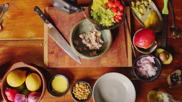 Ceviche Saláta Elkészítése Asztali Konyhafőnök Lapátolós Barna Kocka Zöld Harangbors — Stock videók