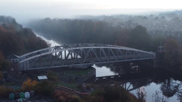 Misty Outono Wilderspool Ponte Cantilever Causeway Sobre Manchester Vista Aérea — Vídeo de Stock