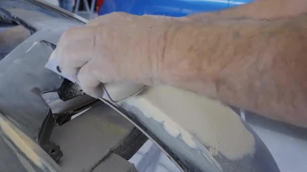 Primo Piano Levigatura Mano Paraurti Auto Prepararsi Alla Verniciatura Restauro — Video Stock