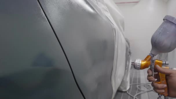 Gros Plan Sur Peinture Une Voiture Argentée Avec Pistolet Air — Video