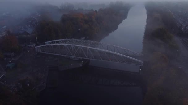 Misty Autumn Wilderspool Causeway Skyddsspak Bro Över Manchester Fartyg Kanal — Stockvideo