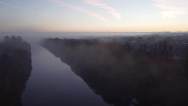 浓雾雾蒙蒙的秋天曼彻斯特船渠空中俯瞰轮廓树梢上方 — 图库视频影像