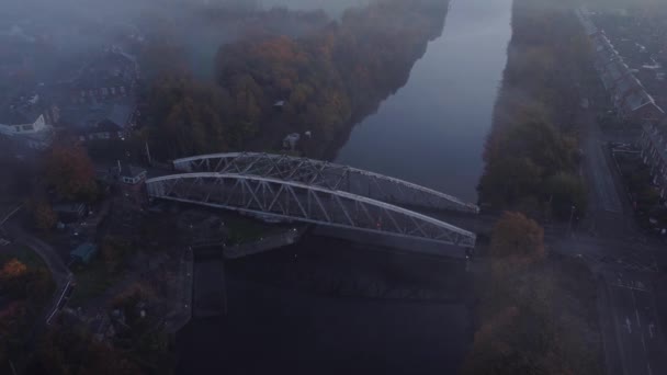 Misty Autumn Wilderspool Causeway Cantilever Bridge Kippt Über Manchester Schiffskanal — Stockvideo