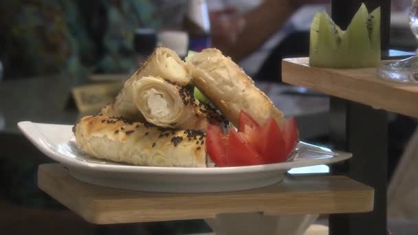 Turco Dulce Postre Tradicional Baklava Filo Masa Pastelería Plato Restaurante — Vídeos de Stock