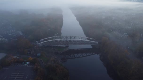 曼彻斯特河航道上的密西西比秋季威德斯波尔堤悬索桥 航向高轨道左观 — 图库视频影像