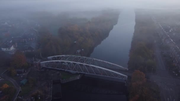 Misty Autumn Wilderspool Causeway Cantilever Bridge Manchester Ship Canal Aerial — Vídeos de Stock