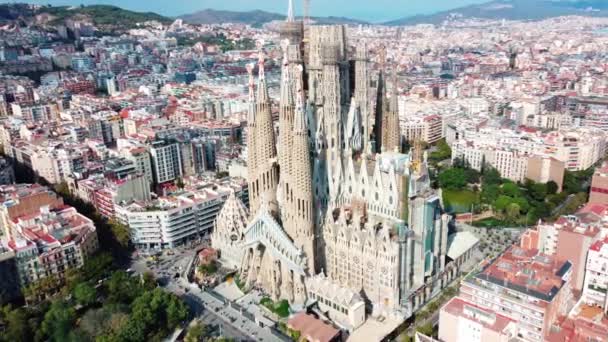 Sagrada Familia Barcelonában Oldalnézet Katedrális Hangsúlyozva Építési Munkálatok Hegyek Háttérben — Stock videók
