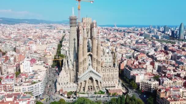 Sagrada Familia Barcelona Panoramisch Uitzicht Vanuit Lucht Met Stad Zee — Stockvideo