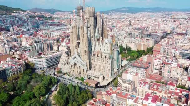 Sagrada Familia Barcelona Annähernde Luftaufnahme Mit Den Kränen Den Bauarbeiten — Stockvideo