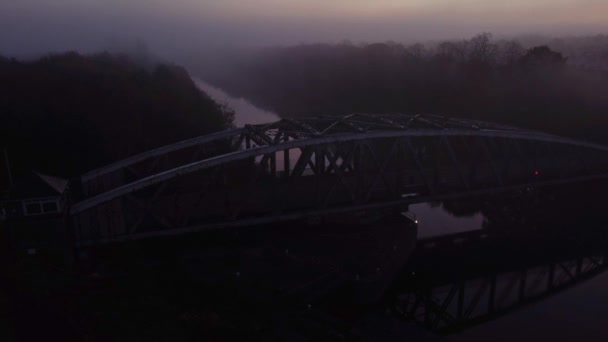 曼彻斯特河航道上的灰蒙蒙的秋意盎然的悬索桥 一清早把上升的方向拉回来 — 图库视频影像