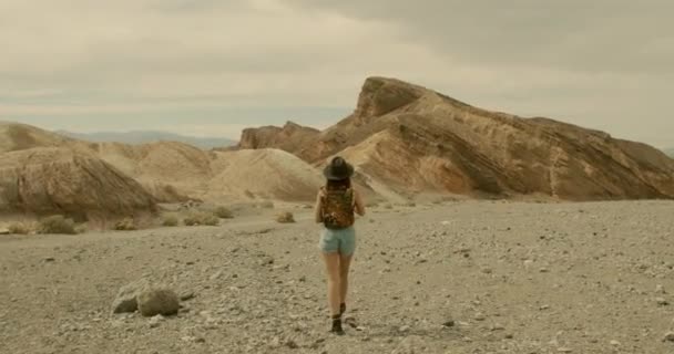 Młoda Dziewczyna Spacerująca Górskim Krajobrazie Zabriskie Point Pustyni Dolina Śmierci — Wideo stockowe