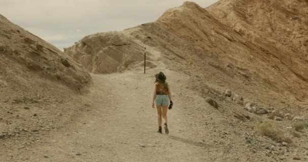 Chica Joven Caminando Zabriskie Point Desierto Death Valley — Vídeo de stock