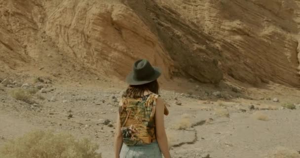 Fiatal Sötét Hajú Lány Sétál Halál Völgye Sivatagban — Stock videók
