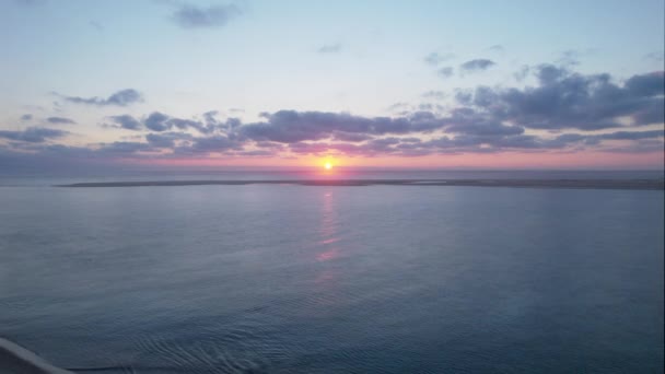 Drone Luchtfoto Uitzicht Een Prachtige Zonsondergang Zee Gouden Tint Die — Stockvideo