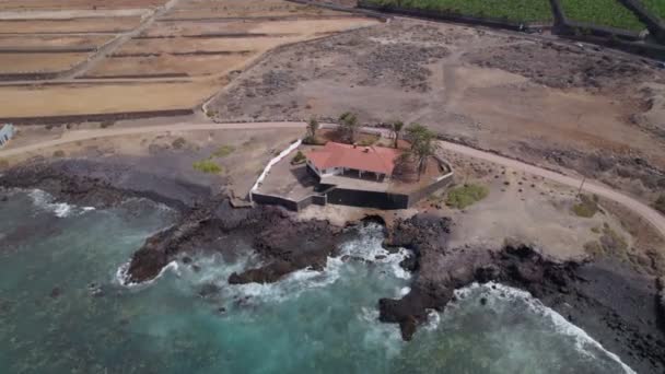 Lone Villa Spanyol Pantai Laut Berbatu Tandus Sudut Pandang Drone — Stok Video