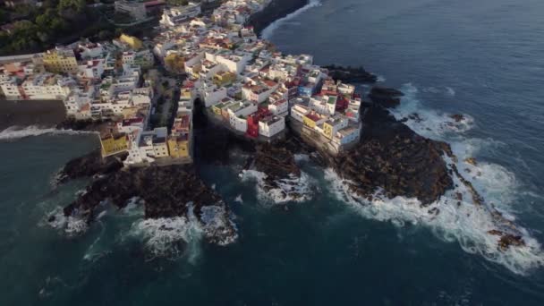 Barevné Domy Okolí Punta Brava Skalnatém Pobřežním Výběžku Vysokoúhlý Dron — Stock video