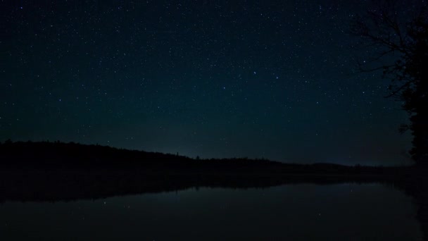 Zeitraffer Einer Sternenklaren Nacht Mit Reflexion Über Den See — Stockvideo