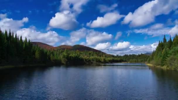 Время Красивом Осеннем Пейзаже Озером — стоковое видео