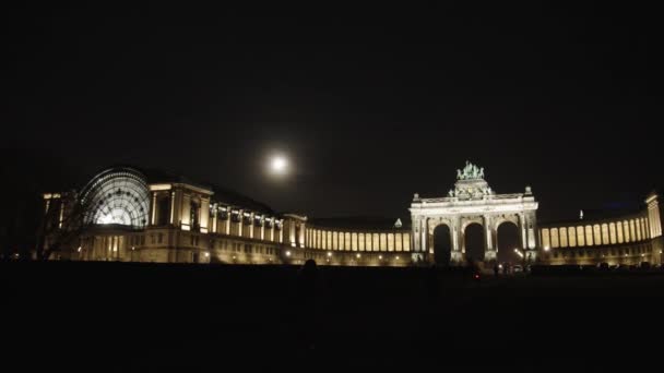 布鲁塞尔夜晚的凯旋门 比利时布鲁塞尔门的Jubelpark Parc Cinquantenaire — 图库视频影像