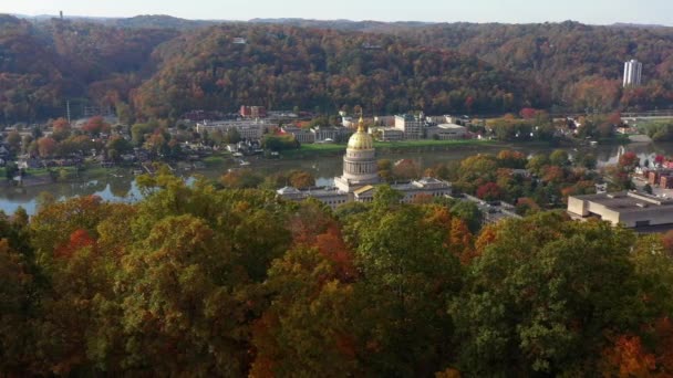 Luftaufnahme Des West Virginia State Capitol Building Herbst — Stockvideo