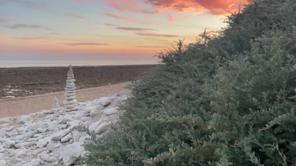 Páneurópai Kilátás Piramis Épült Fehér Kövek Egy Elhagyatott Strandon Naplementekor — Stock videók