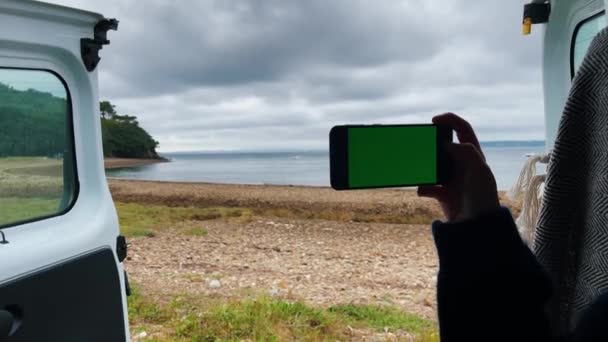 Main Tenant Téléphone Intelligent Avec Écran Vert Face Mer Dans — Video