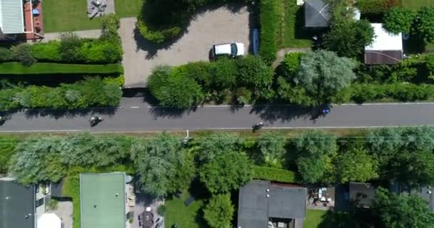 Hollanda Daki Reeuwijkse Plassen Yakınlarındaki Yol Boyunca Bisiklet Süren Bisikletçilerin — Stok video