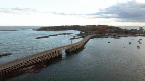 Barcos Descansan Bahía Bailey Island Cerca Del Puente Piedra Cuna — Vídeos de Stock