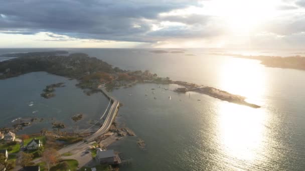 Vysoko Letící Dron Záběr Baileyho Ostrova Maine Při Západu Slunce — Stock video