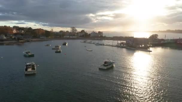 Humří Lodě Kotvící Přístavu Bailey Island Během Západu Slunce — Stock video