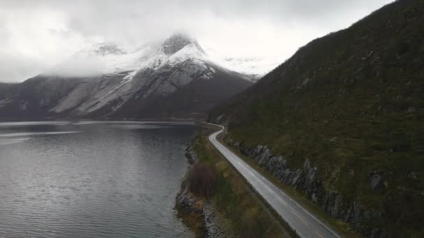 Narrow Road Mountain Scenic View Stetind Norway Letecký Záběr — Stock video
