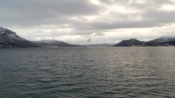 Drone Vliegt Balsfjorden Noorwegen Een Fjord Met Bergachtige Achtergrond Winter — Stockvideo