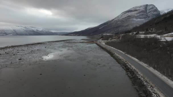 Drone Skott Efter Bil Som Kör Lantlig Bergsväg Norge Vinterlandskap — Stockvideo