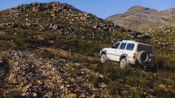 Yavaş Çekim Arazi Aracının Dağların Arasında Kayalık Yolda Ilerlediğini Gösteriyor — Stok video