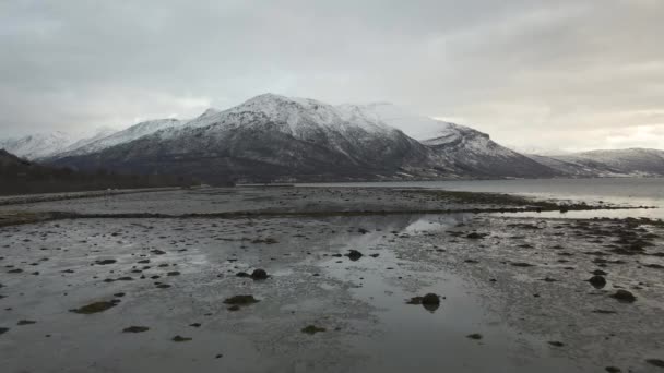 Ongelooflijke Drone Schot Vliegen Een Meer Met Een Besneeuwde Berg — Stockvideo