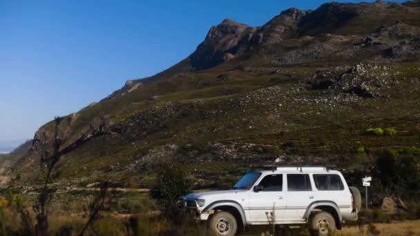 Pan Shot Suv Conducere Drum Stâncos Munte Vale Fundal — Videoclip de stoc