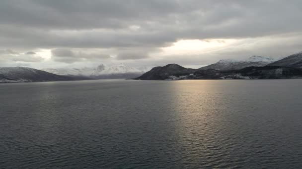 Prachtige Luchtfoto Vliegend Een Fjord Noorwegen Met Besneeuwde Bergen — Stockvideo