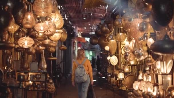 Genç Sarışın Kız Marakeş Medine Pazarında Lambalar Arasında Yürüyor Alışveriş — Stok video