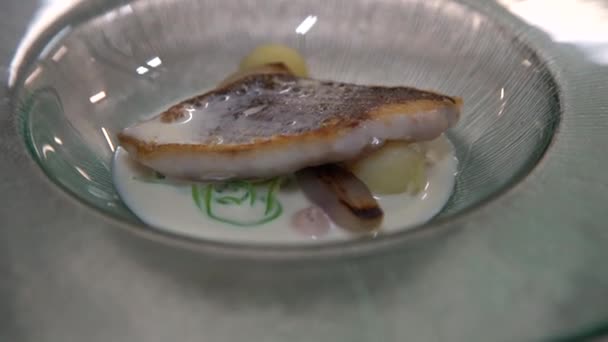 Utsökt Plätering Fisk Maträtt Middag Restaurang — Stockvideo
