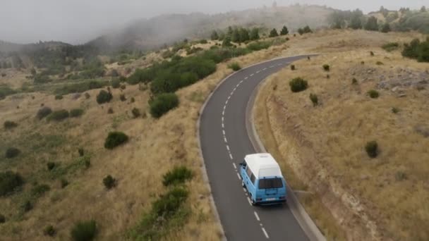 Luftaufnahme Hinter Einem Kastenwagen Auf Einer Malerischen Bergstraße Auf Madeira — Stockvideo