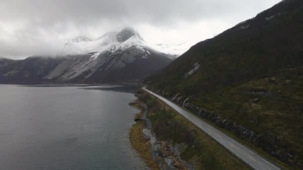 Bil Kör Skandinavisk Fjällväg Vintern Stetind Mountain Norge — Stockvideo